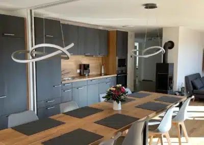 Großer Esstisch im Wohnraum des Ferienhaus Wiesenblick Schwarzwald