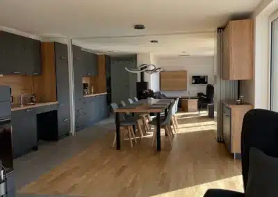 Ferienhaus Wiesenblick Schwarzwald mit offenem Wohn- und Essbereich sowie moderner Küche