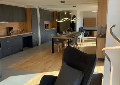 Moderner Wohnbereich mit gemütlichem Sessel im Ferienhaus Wiesenblick Schwarzwald