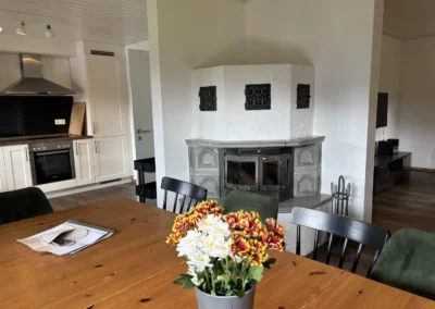 Großer Holztisch im Essbereich vom Ferienhaus Brestenberg – Schwarzwald-Lounge