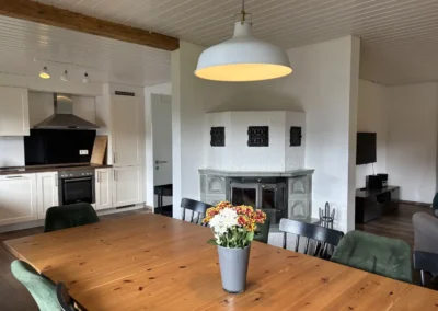 Essbereich mit Kamin im Ferienhaus Brestenberg im Schwarzwald – Schwarzwald-Lounge