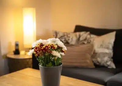 Blumen auf dem Tisch im Wohnzimmer vom Haus Brestenberg – Schwarzwald-Lounge