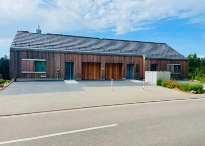 Moderne Außenansicht des Ferienhaus Wiesenblick Schwarzwald mit Holzfassade