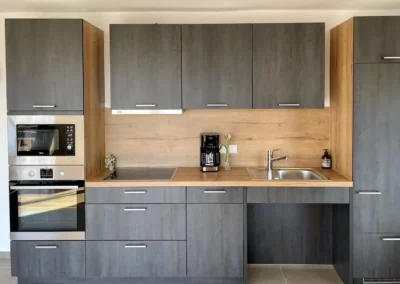 Moderne Küche im Ferienhaus Wiesenblick Schwarzwald mit Backofen, Kochfeld und Kaffeemaschine