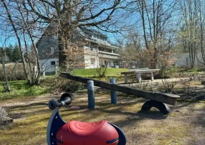Spielplatz gegenüber dem Ferienhaus Wiesenblick Schwarzwald mit Sitzbänken und Spielgeräten