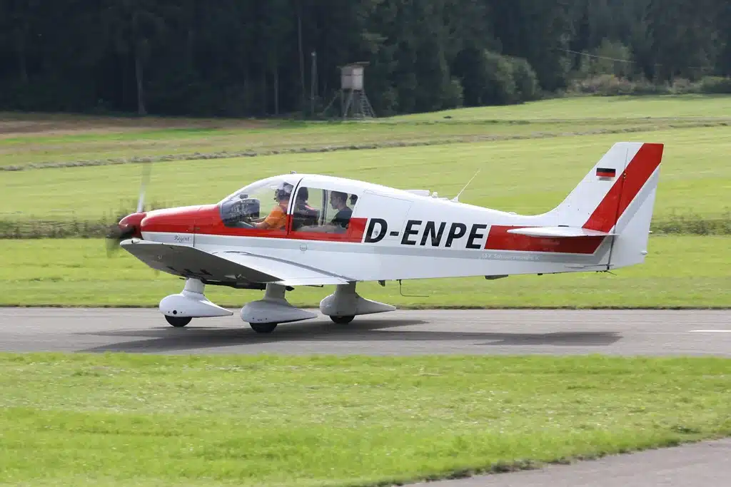 Motorflugzeug auf der Startbahn des Flugplatzes Winzeln-Schramberg im Schwarzwald