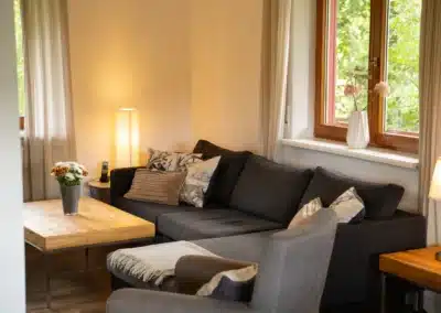 Gemütliches Wohnzimmer mit Sofa im Haus Brestenberg – Schwarzwald-Lounge