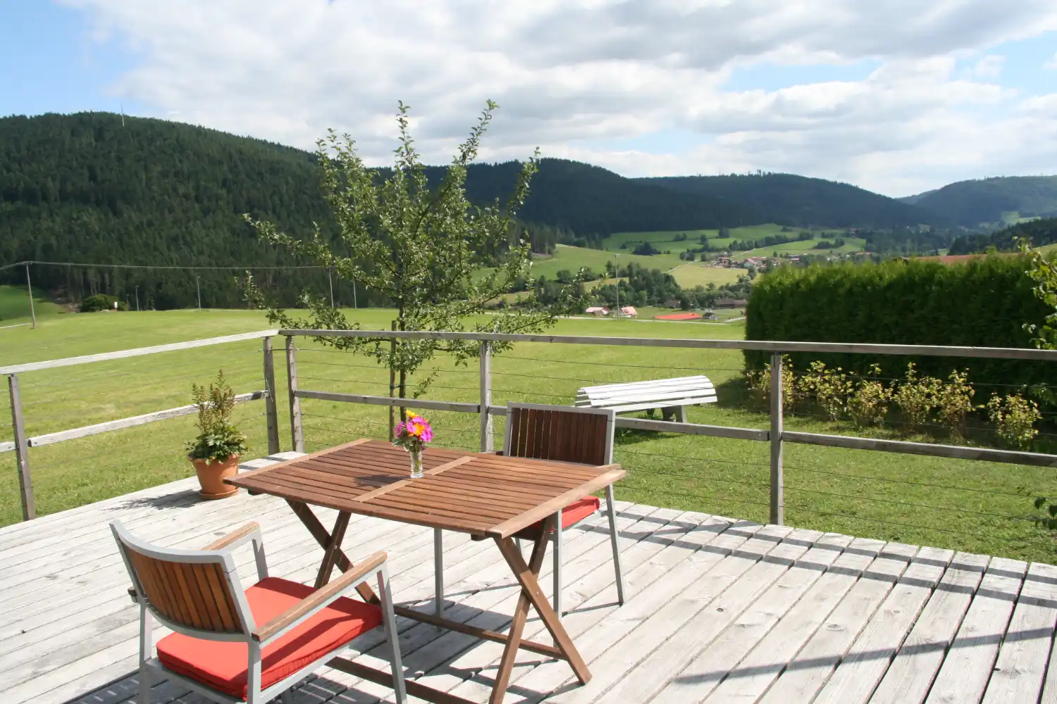 Ferienhaus Baiersbronn – Terrasse mit Sitzbereich und Blick über die Schwarzwaldlandschaft