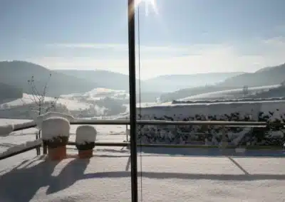 Ferienhaus Baiersbronn – Winterlicher Ausblick von der Terrasse mit Schnee im Schwarzwald