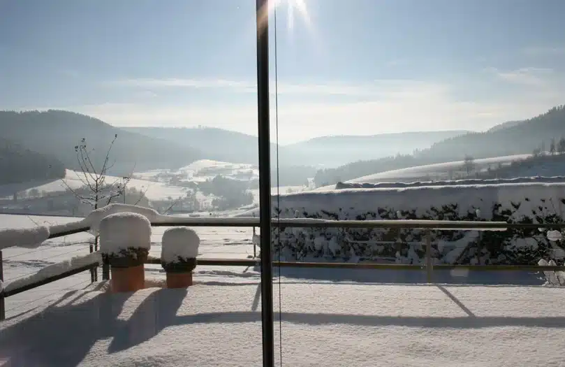 Ferienhaus Baiersbronn – Winterlicher Ausblick von der Terrasse mit Schnee im Schwarzwald