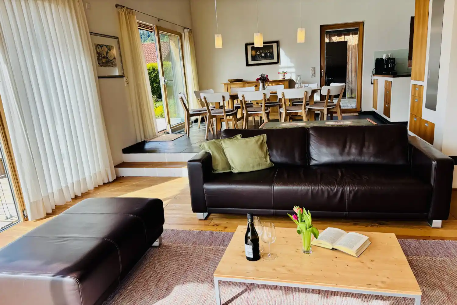 Ferienhaus Baiersbronn – Frühstück auf der Terrasse mit Blick auf die Natur im Schwarzwald