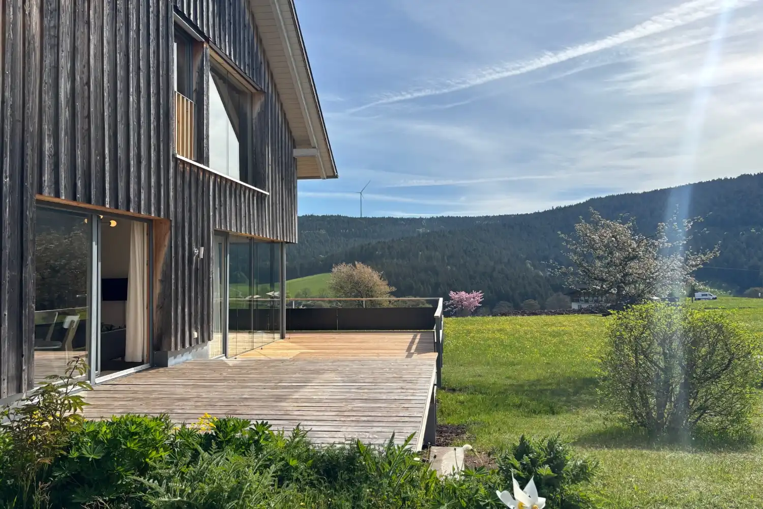 Große Holzterrasse am Ferienhaus Baiersbronn mit Blick in die Natur