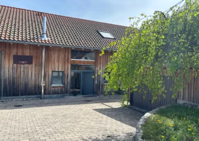 Außenansicht vom Ferienhaus Baiersbronn Weitblick mit Eingangsbereich und Hof