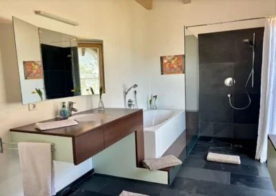 Modernes Badezimmer im Ferienhaus Baiersbronn Weitblick mit Badewanne und Dusche