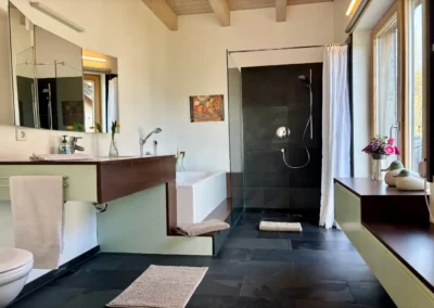 Badezimmer im Ferienhaus Baiersbronn Weitblick mit Waschtisch und Regendusche