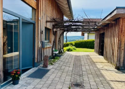 Eingangsbereich vom Ferienhaus Baiersbronn Weitblick mit Blick ins Grüne