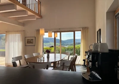 Essbereich mit Küche im Ferienhaus Baiersbronn Weitblick und Panoramablick in den Schwarzwald