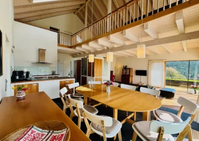 Essbereich mit Küche und großem Panoramafenster im Ferienhaus Baiersbronn