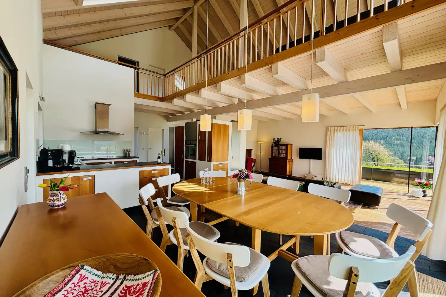 Essbereich mit Küche und großem Panoramafenster im Ferienhaus Baiersbronn