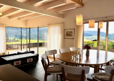Essbereich im Ferienhaus Baiersbronn Weitblick mit Panoramafenstern und Terrasse