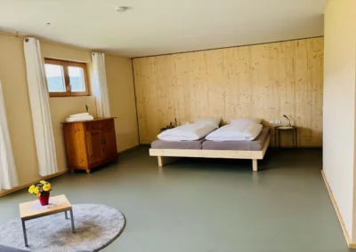 Großes Schlafzimmer im Ferienhaus Baiersbronn Weitblick mit Sitzbereich und Fensterblick