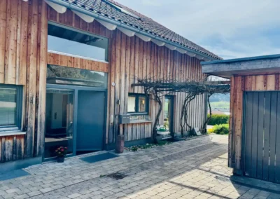 Holzfassade und Hofeinfahrt vom Ferienhaus Baiersbronn Weitblick