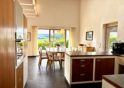 Küche mit Essbereich im Ferienhaus Baiersbronn Weitblick und Blick ins Grüne
