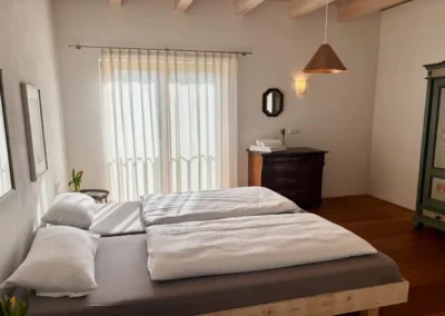 Schlafzimmer im Ferienhaus Baiersbronn Weitblick mit Doppelbett und gemütlicher Einrichtung