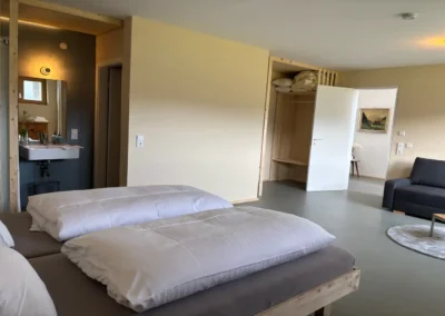 Schlafzimmer mit Doppelbett und offenem Kleiderbereich im Ferienhaus Baiersbronn