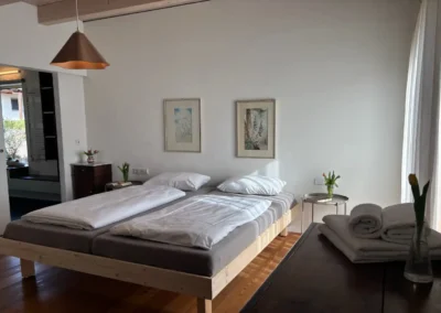 Schlafzimmer im Ferienhaus Baiersbronn Weitblick mit Doppelbett und viel Tageslicht