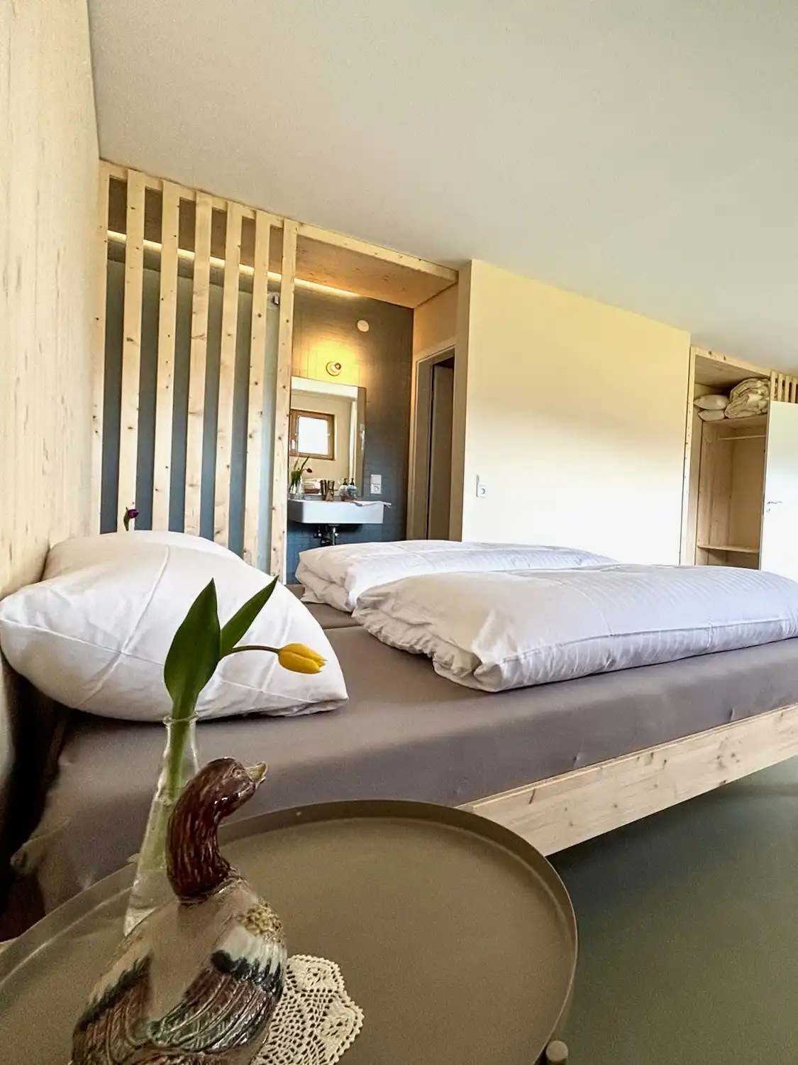 ferienhaus-baiersbronn-weitblick-schlafzimmer-sitzbereich-bad-schwarzwald-lounge Ferienhaus Baiersbronn – Winterlicher Ausblick von der Terrasse mit Schnee im Schwarzwald