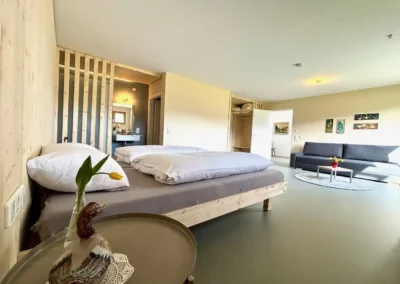Großes Schlafzimmer im Ferienhaus Baiersbronn mit Sitzbereich und offenem Badbereich