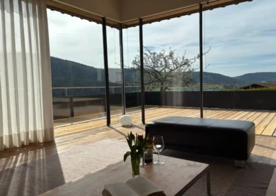 Wohnbereich im Ferienhaus Baiersbronn Weitblick mit großer Glasfront und Terrassenblick