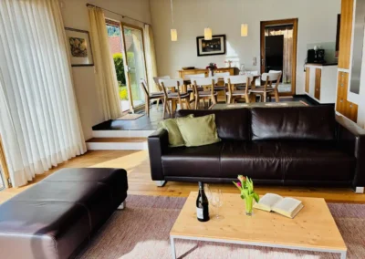 Wohnbereich im Ferienhaus Baiersbronn Weitblick mit Sofa, Couchtisch und Esstisch