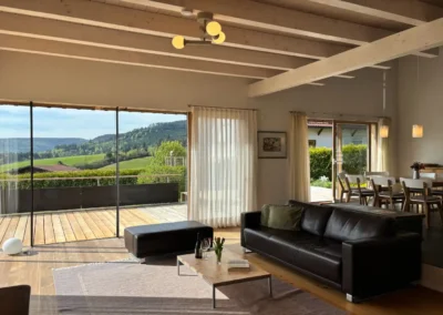 Wohn- und Essbereich im Ferienhaus Baiersbronn Weitblick mit großer Glasfront und Schwarzwaldblick
