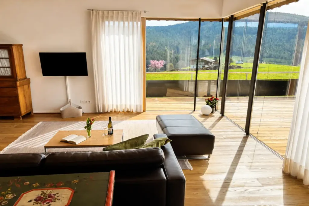 Wohnzimmer im Ferienhaus Baiersbronn Weitblick mit Panoramafenstern und Terrasse
