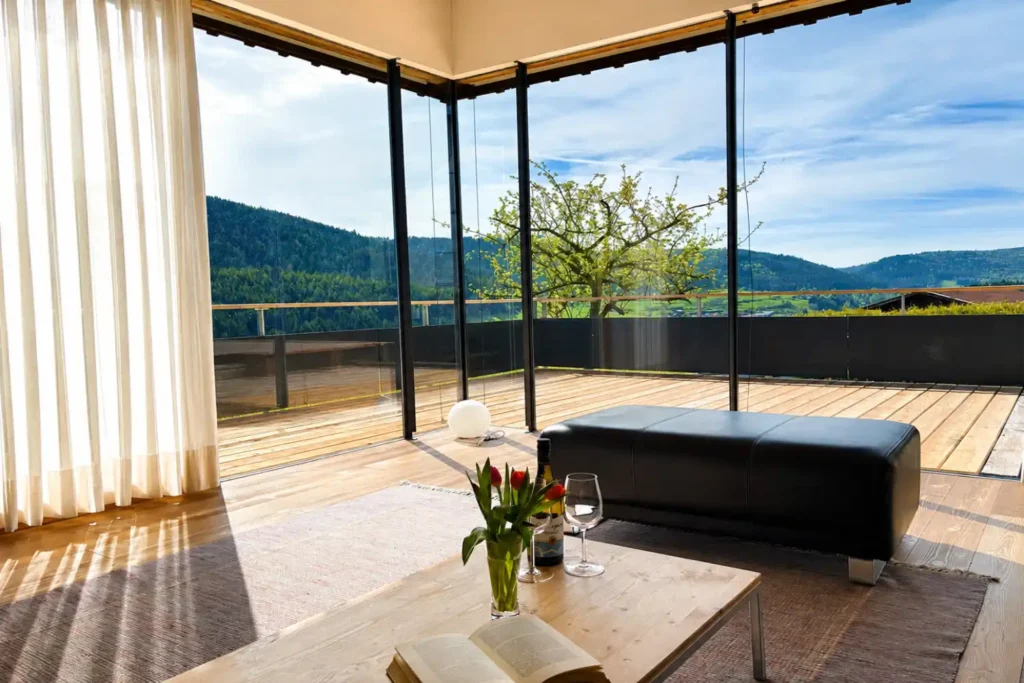Ferienhaus Baiersbronn Weitblick mit großer Glasfront und Terrassenblick