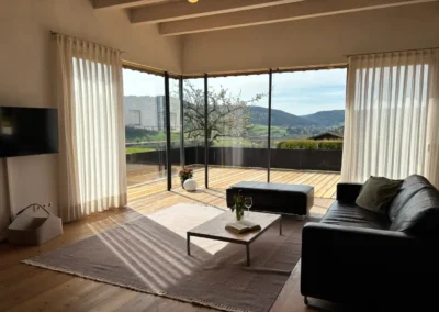 Wohnzimmer im Ferienhaus Baiersbronn Weitblick mit Panoramablick auf den Schwarzwald