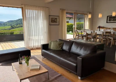 Wohnzimmer im Ferienhaus Baiersbronn Weitblick mit Sofa, Terrasse und Ausblick