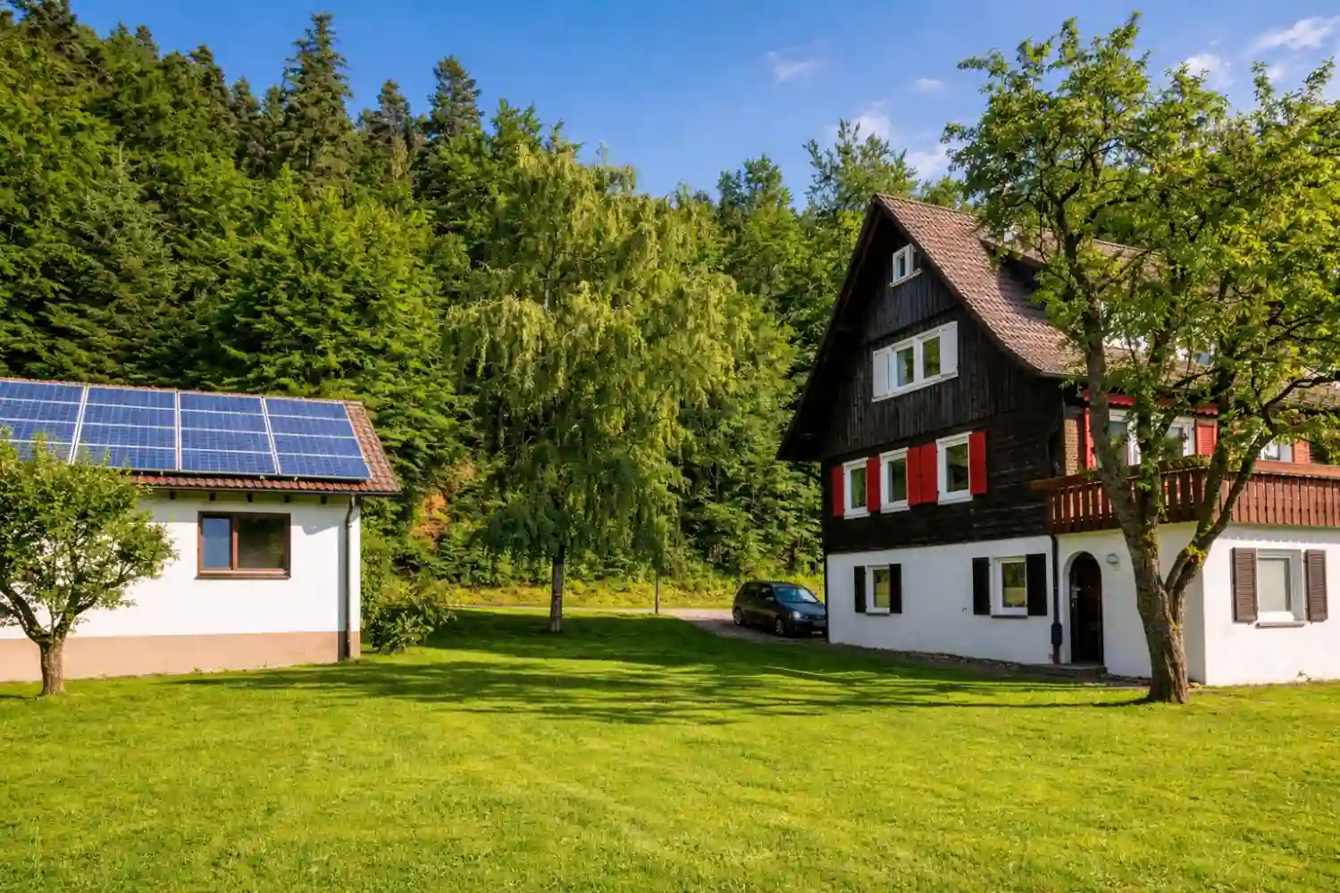 Außenansicht vom Ferienhaus Tanne & Tal Relax im Schwarzwald mit blühendem Baum