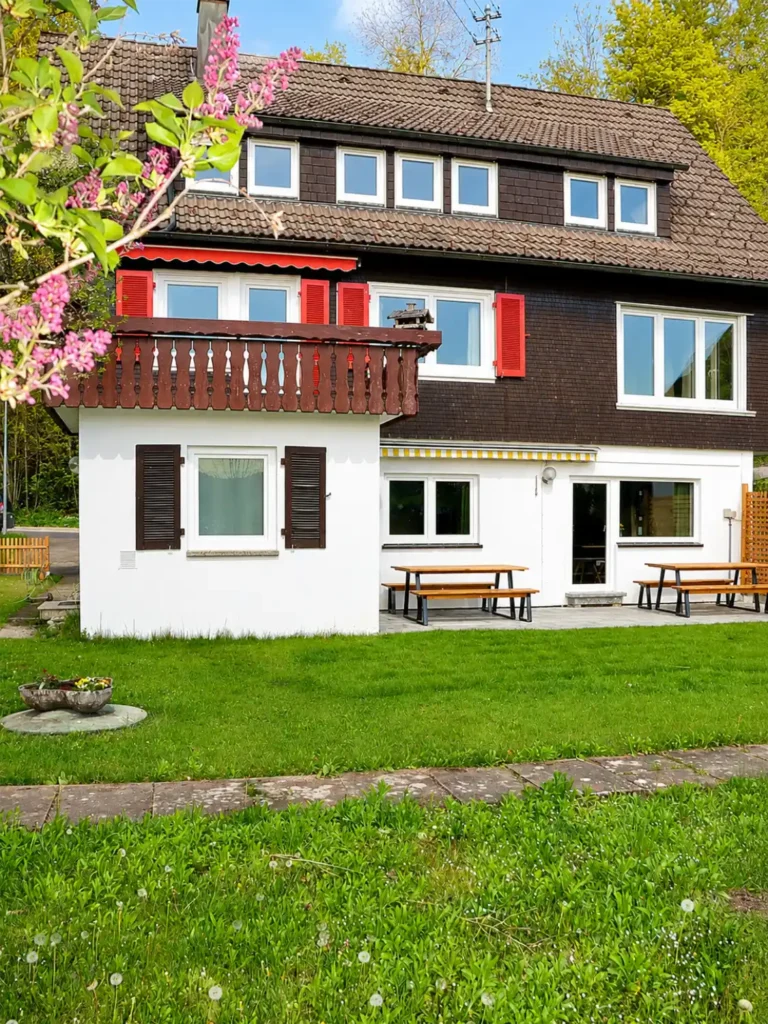Ferienhaus Tanne und Tal Relax mit Terrasse, Gartenmöbeln und grüner Wiese