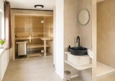 Wellnessbereich im Ferienhaus Tanne und Tal Relax mit Sauna, Dusche und modernem Waschbecken