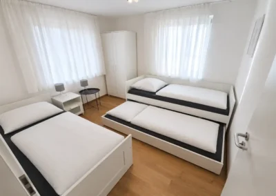 Schlafzimmer mit zwei Einzelbetten und ausgezogenem Zusatzbett in der Ferienwohnung Ostweg Schwarzwald
