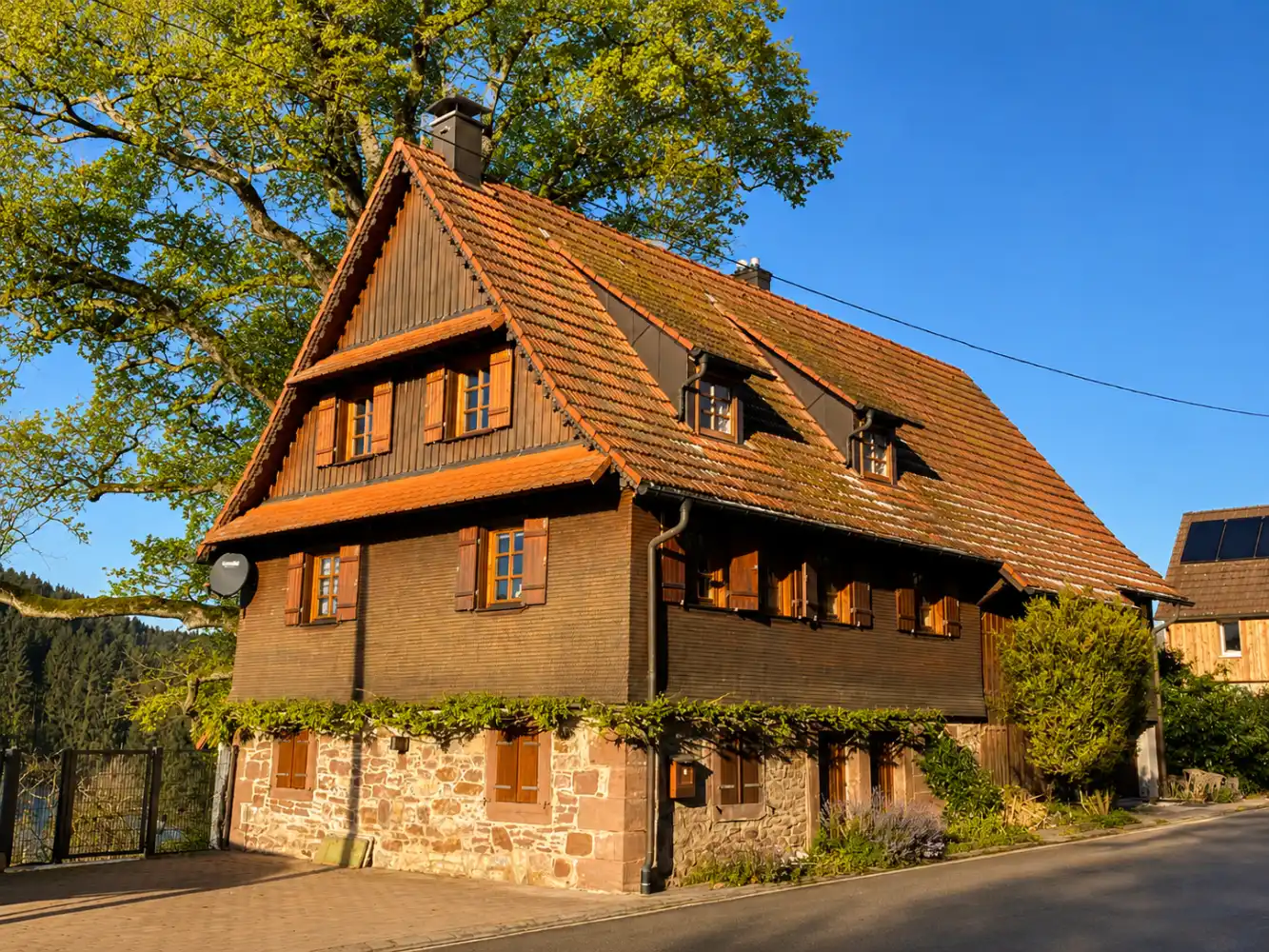Refugium am Ursprung – Landhaus im Abendlicht - Auszeit im Schwarzwald Außenansicht des Ferienhauses Refugium am Ursprung im goldenen Sonnenlicht