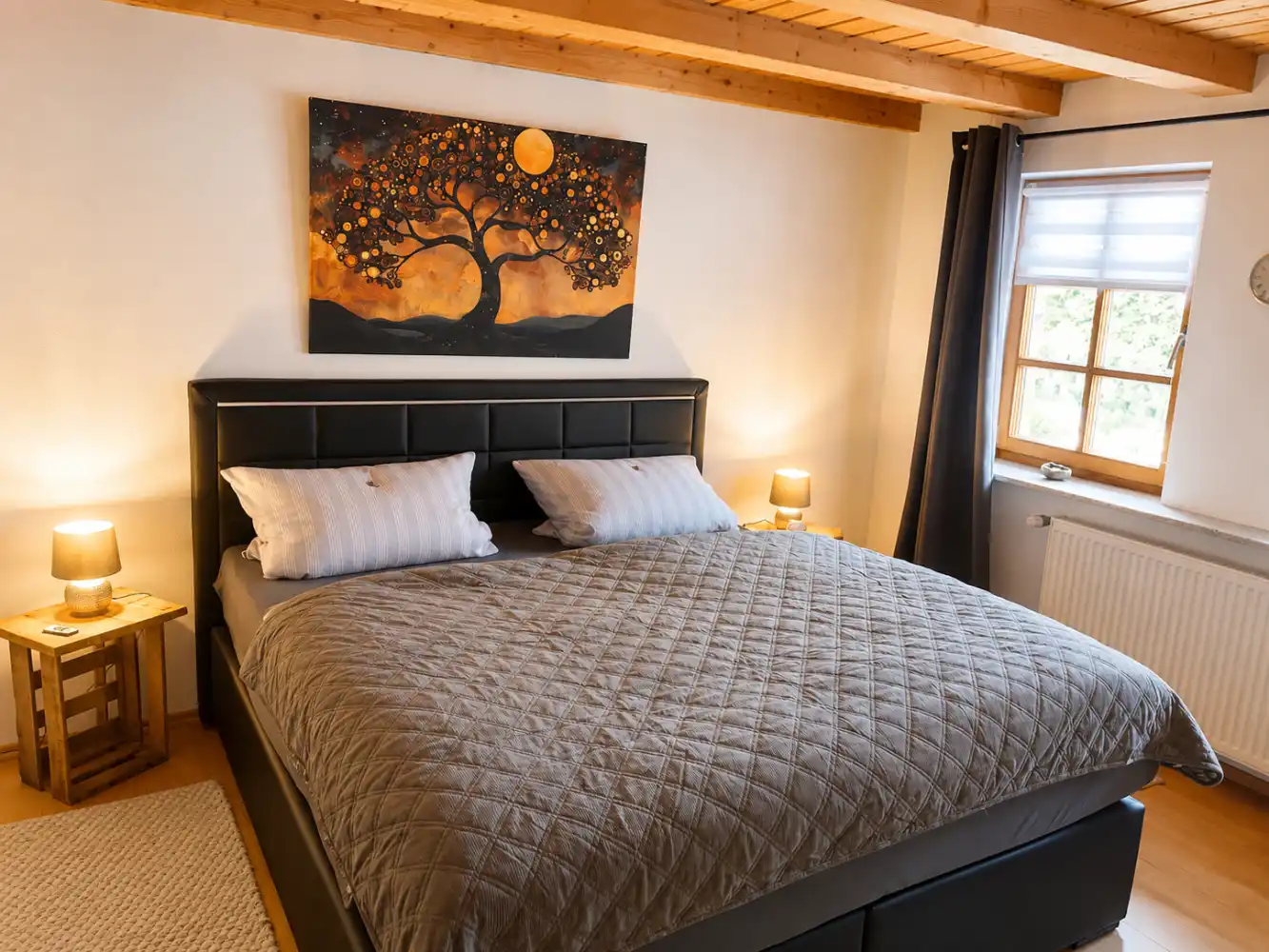 Refugium am Ursprung – Modernes Doppelzimmer mit Naturmotiv Doppelzimmer mit Baumkunstwerk, grauer Decke und Holzbalkendecke im Refugium am Ursprung