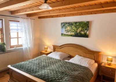 Doppelzimmer mit Holzbett und warmer Atmosphäre im Refugium am Ursprung - für eine Auszeit im Schwarzwald