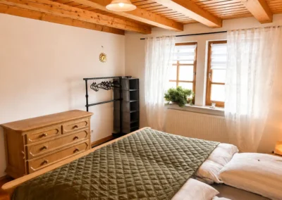 Doppelzimmer im Landhausstil mit Holzbalkendecke im Refugium am Ursprung - für eine Auszeit im Schwarzwald