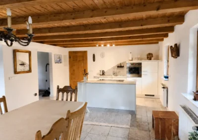 Helle Landhausküche mit Esstisch im Ferienhaus Refugium am Ursprung