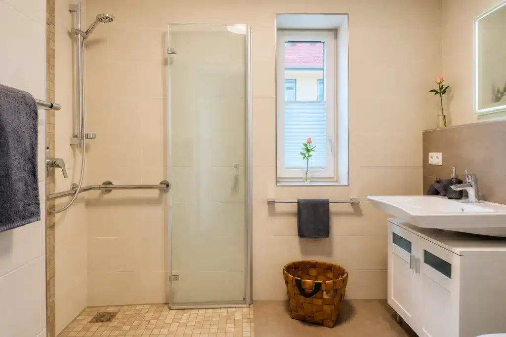Barrierefreie Ferienwohnung im Schwarzwald mit ebenerdiger Dusche, Haltegriffen und modernem Badezimmer.