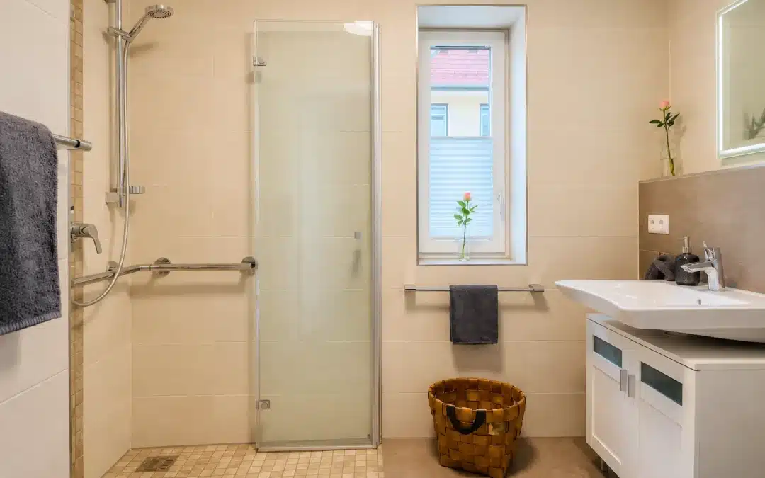 Barrierefreie Ferienwohnung im Schwarzwald mit ebenerdiger Dusche, Haltegriffen und modernem Badezimmer.